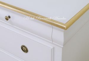 Wooden bedroom chest of drawers with white finish and gold leaf profiles
